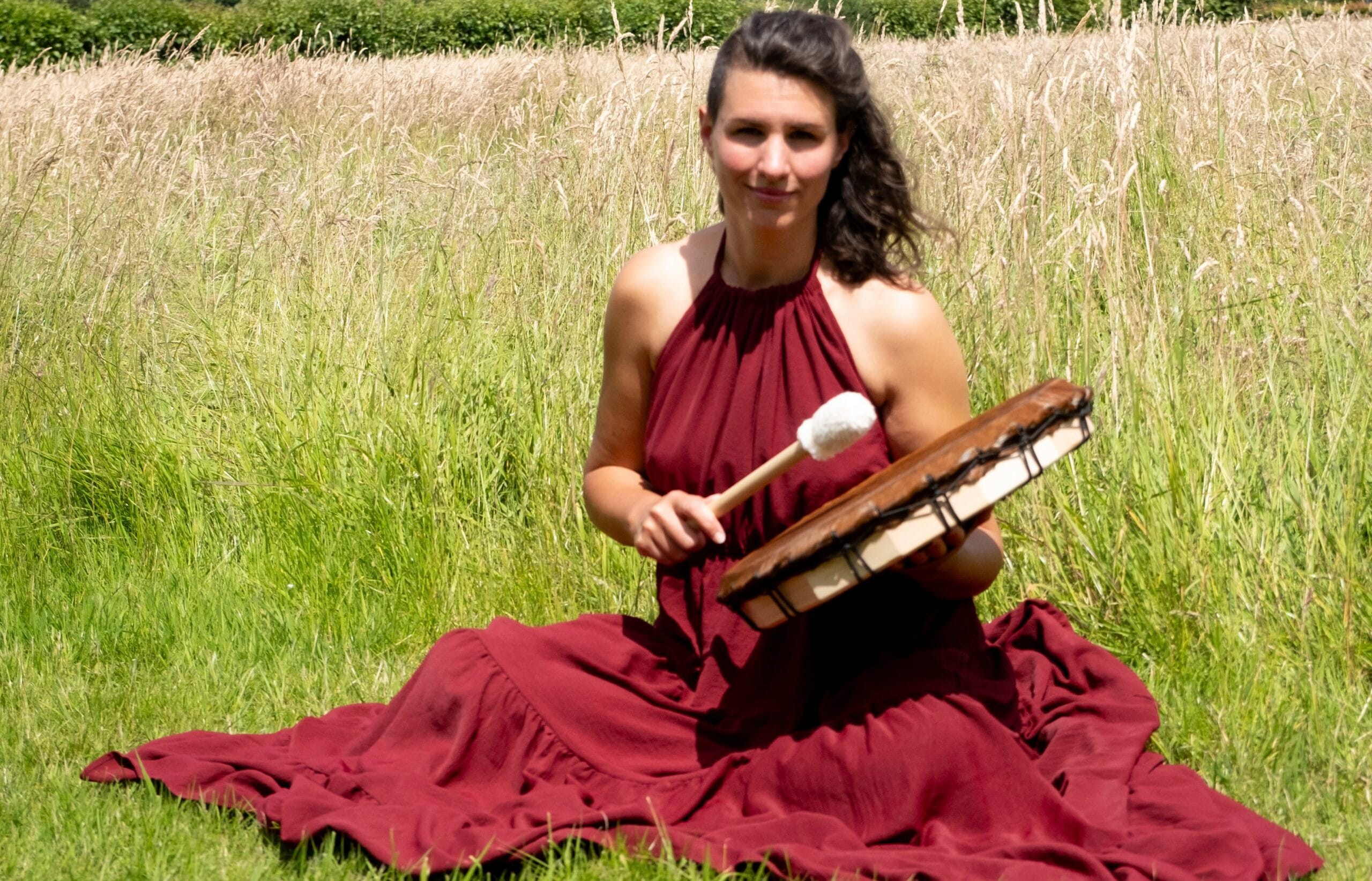 Renée Overboom - coaching voor vrouwen in verbinding Renée Overboom met haar drum in het gras - coaching voor vrouwen in verbinding