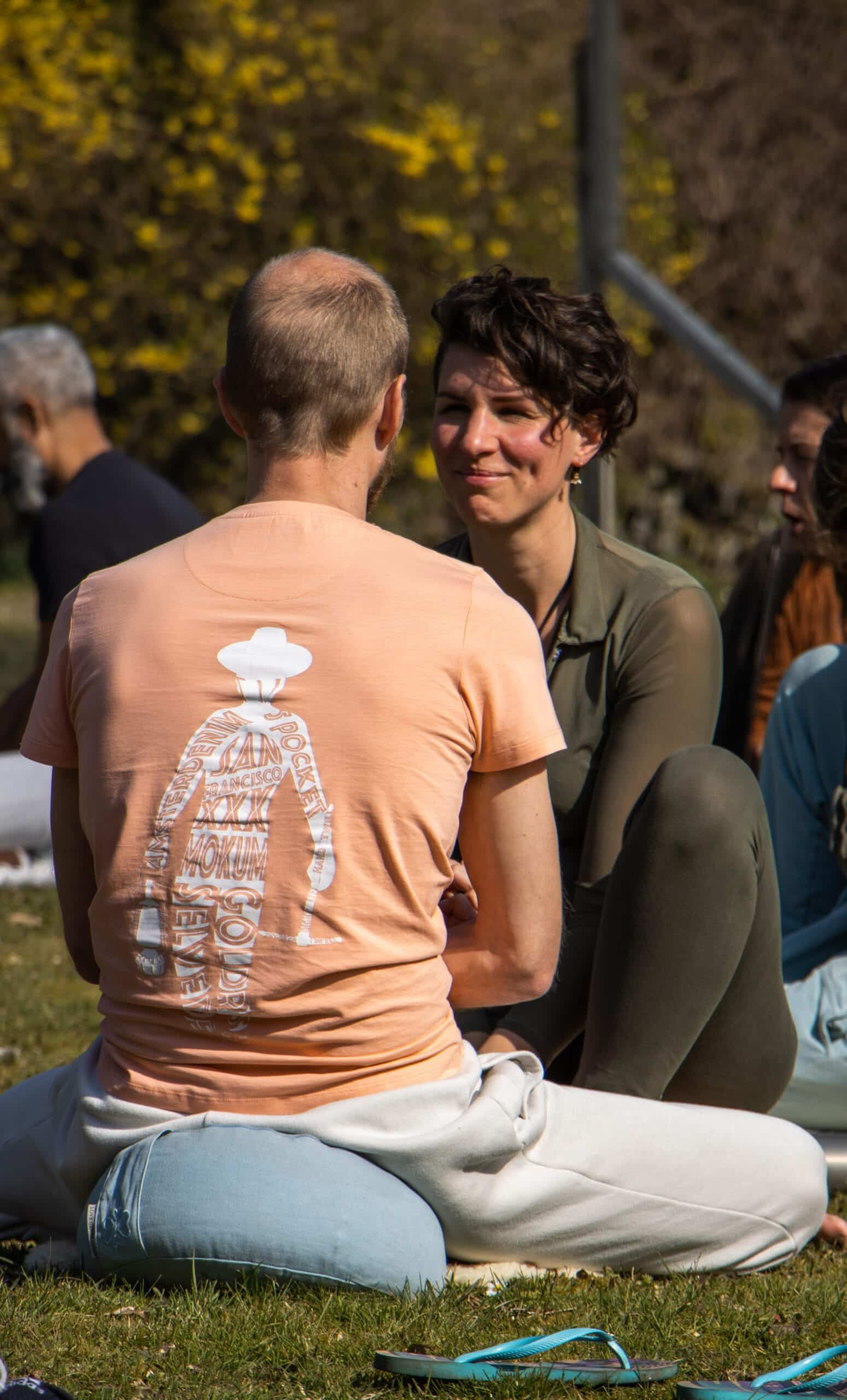Renée Overboom - relatiecoach en tantra-docent met haar partner. Foto van Renée Overboom met haart partner tijdens een moment van verbinding.