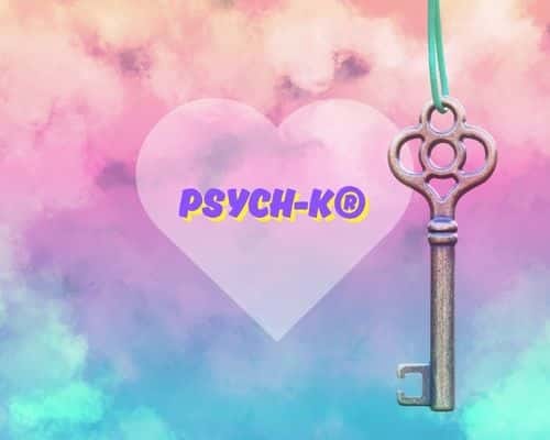 Afbeelding van een sleutel met de tekst 'PSYCH-K®' op een zachte gekleurde achtergrond, symbool voor innerlijke groei en persoonlijke begeleiding