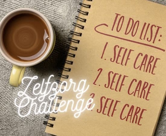 Afbeelding met een notebook waarop staat To do list: 1 self care, 2 self care, 3 self care. Een kopje cacao en in neonletters Zelfzorg challenge