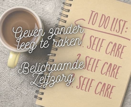 Afbeelding met een notebook waar to do list: selfcare selfcare selfcare, een kopje cacao en de tekst: geven zonder leeg te raken - belichaamde zelfzorg